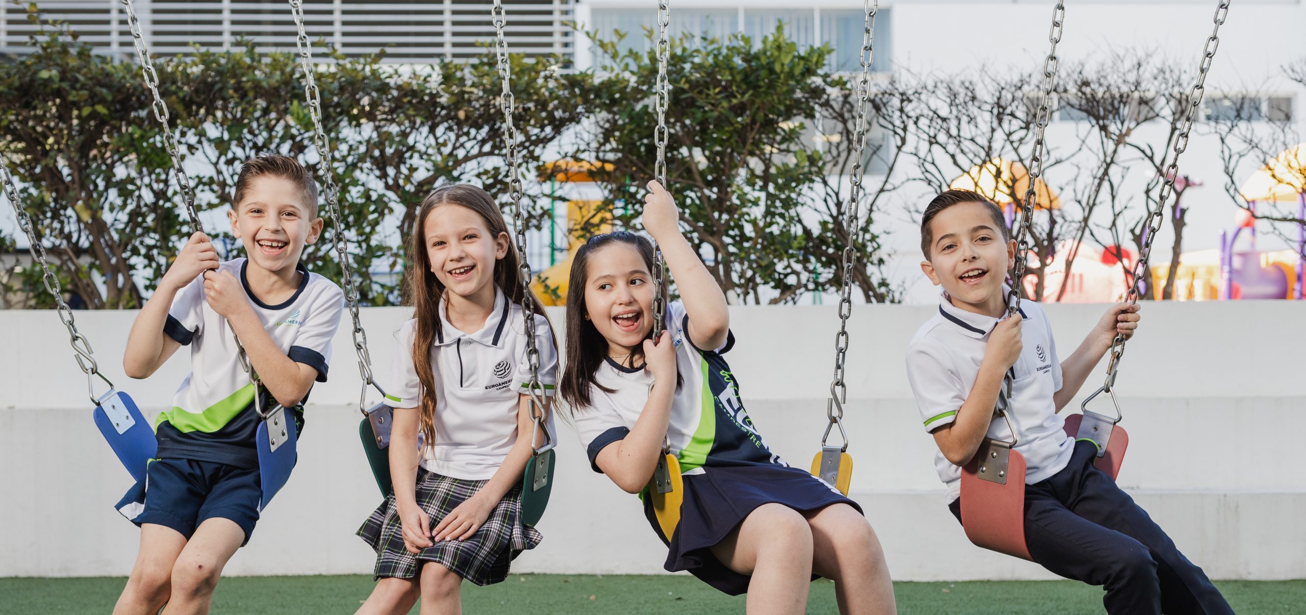 Alumnos de Euroamerican Campestre en el patio, colegio privado San Pedro Garza García