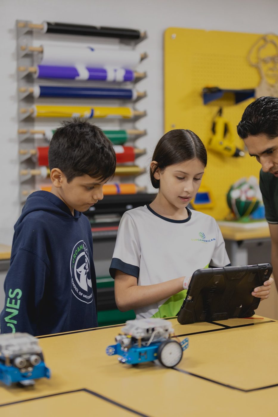 Alumnos programando robots en el Makerspace de Euroamerican Campestre, colegio privado Monterrey